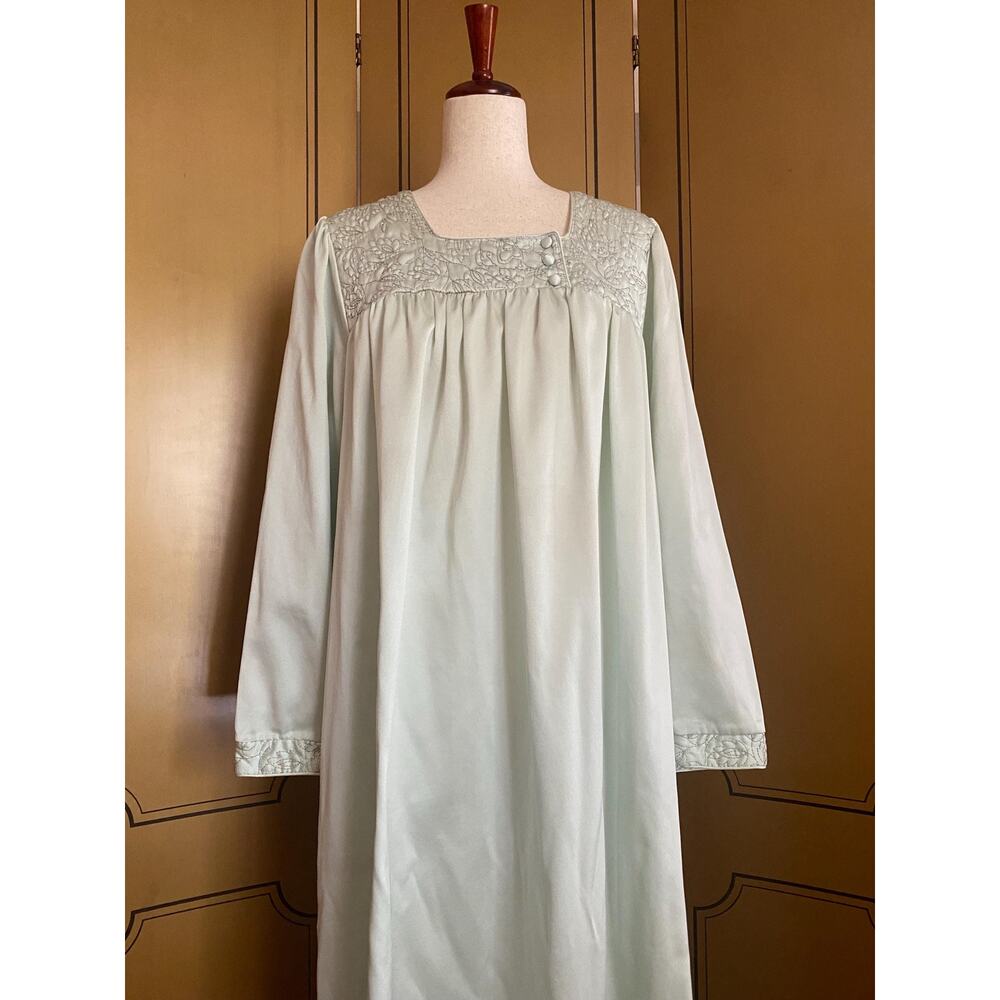 Vintage sleeping gown in pale mint, size L